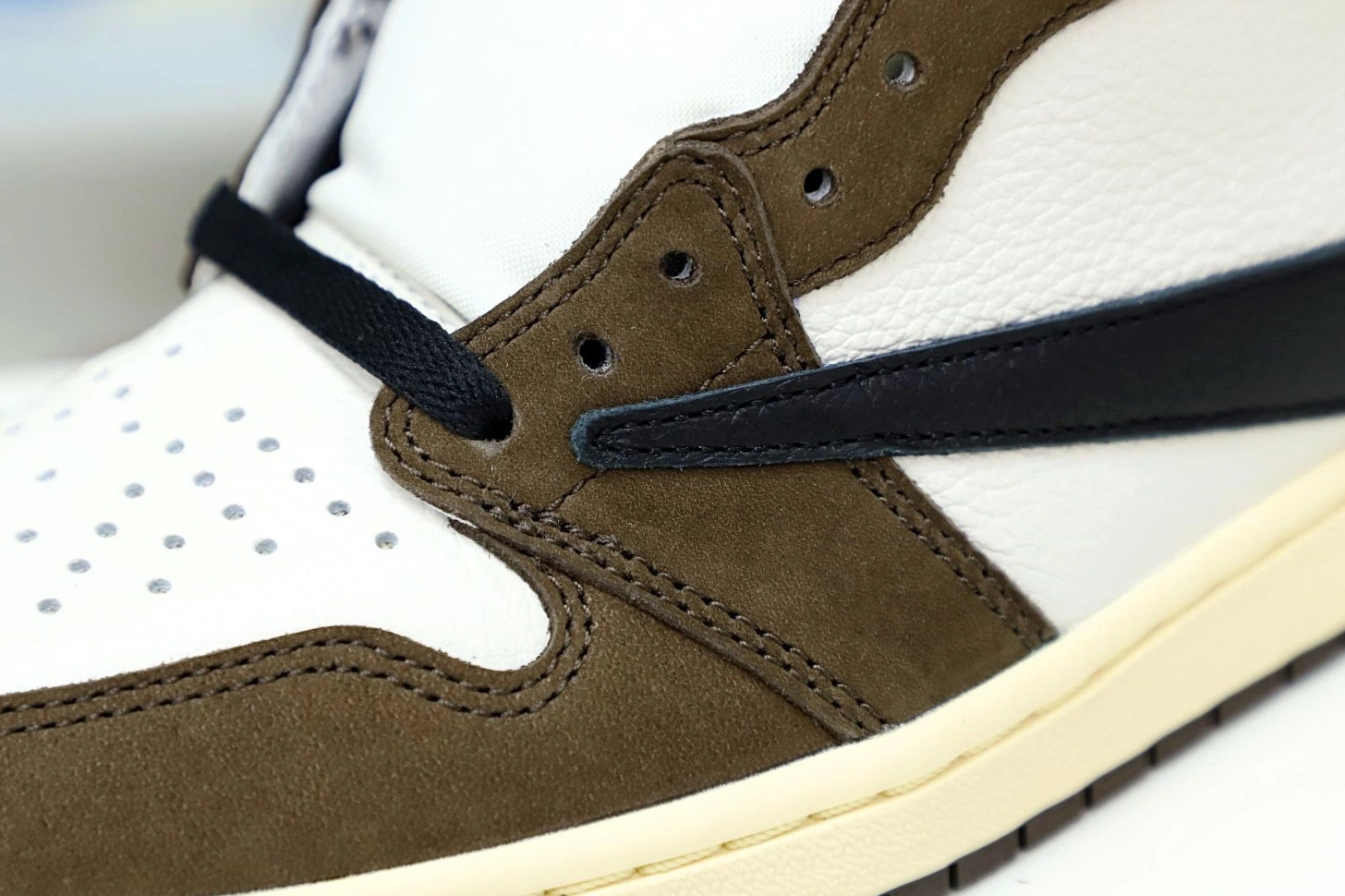 SCOTT JORDAN 1 TRAVIS RETRO OG HIGH 'MOCHA' X AIR 0922